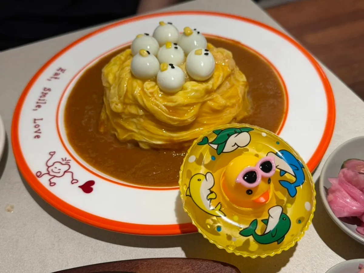 Summer vacation rubber-duck omurice topped with quail-egg chicks