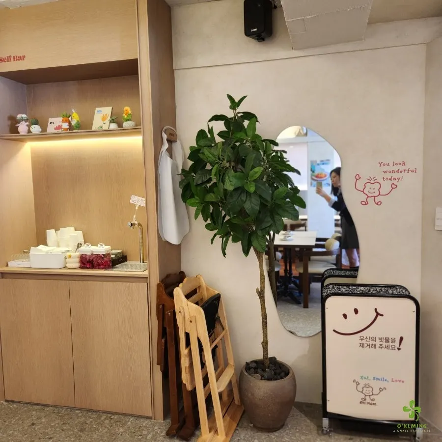 오밀 혜화대학로점 좌석과 캐릭터 인테리어 소품