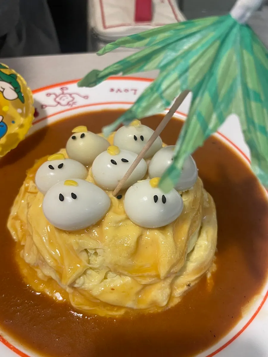 Close-up of the rubber duck omurice plating