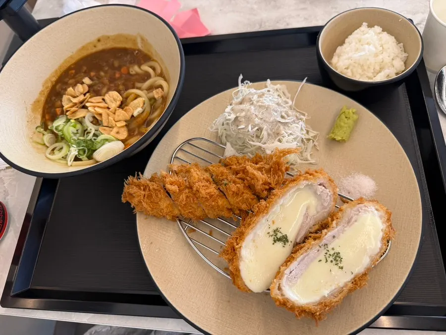 오미카츠 테이블에 차려진 세트 상차림