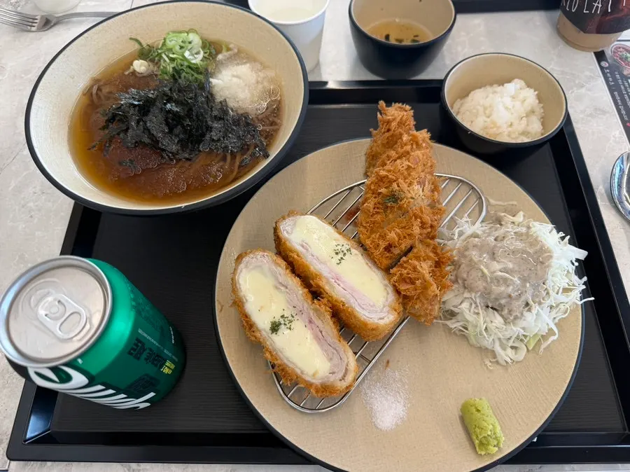 민찌카레우동 면발을 들어올린 모습