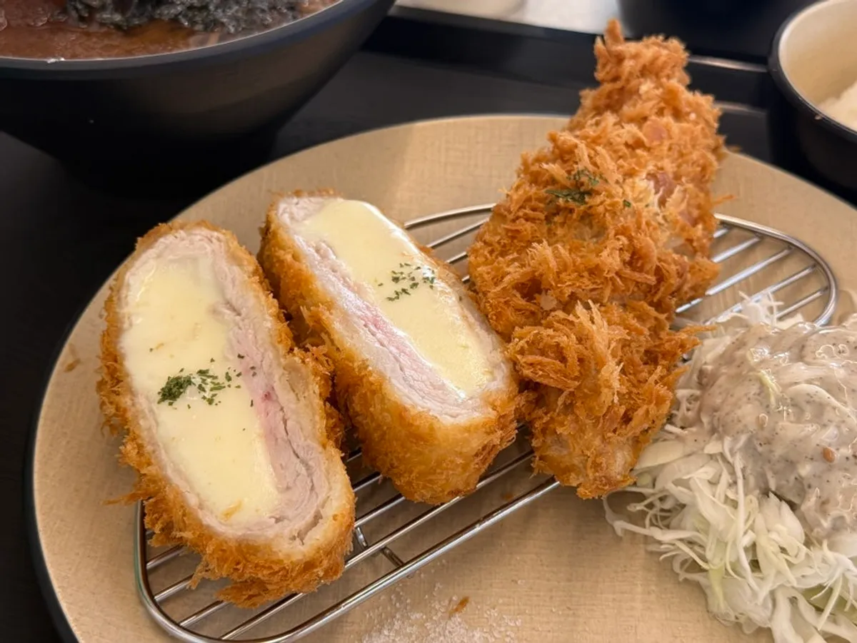 카레우동과 냉모밀을 함께 놓은 식탁