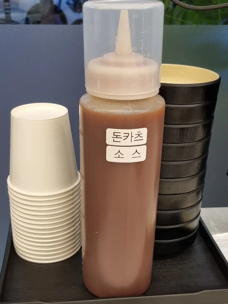 돈카츠 소스와 수저가 놓인 테이블 세팅