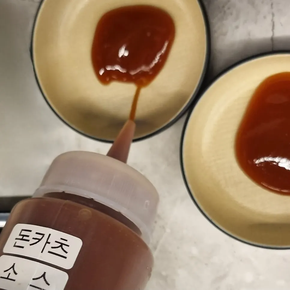돈카츠 소스를 붓는 모습