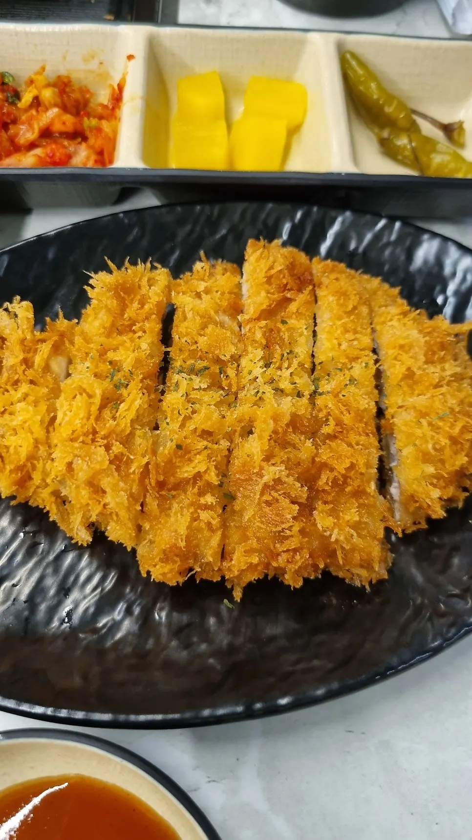 소금과 와사비를 올린 안심카츠 한 조각