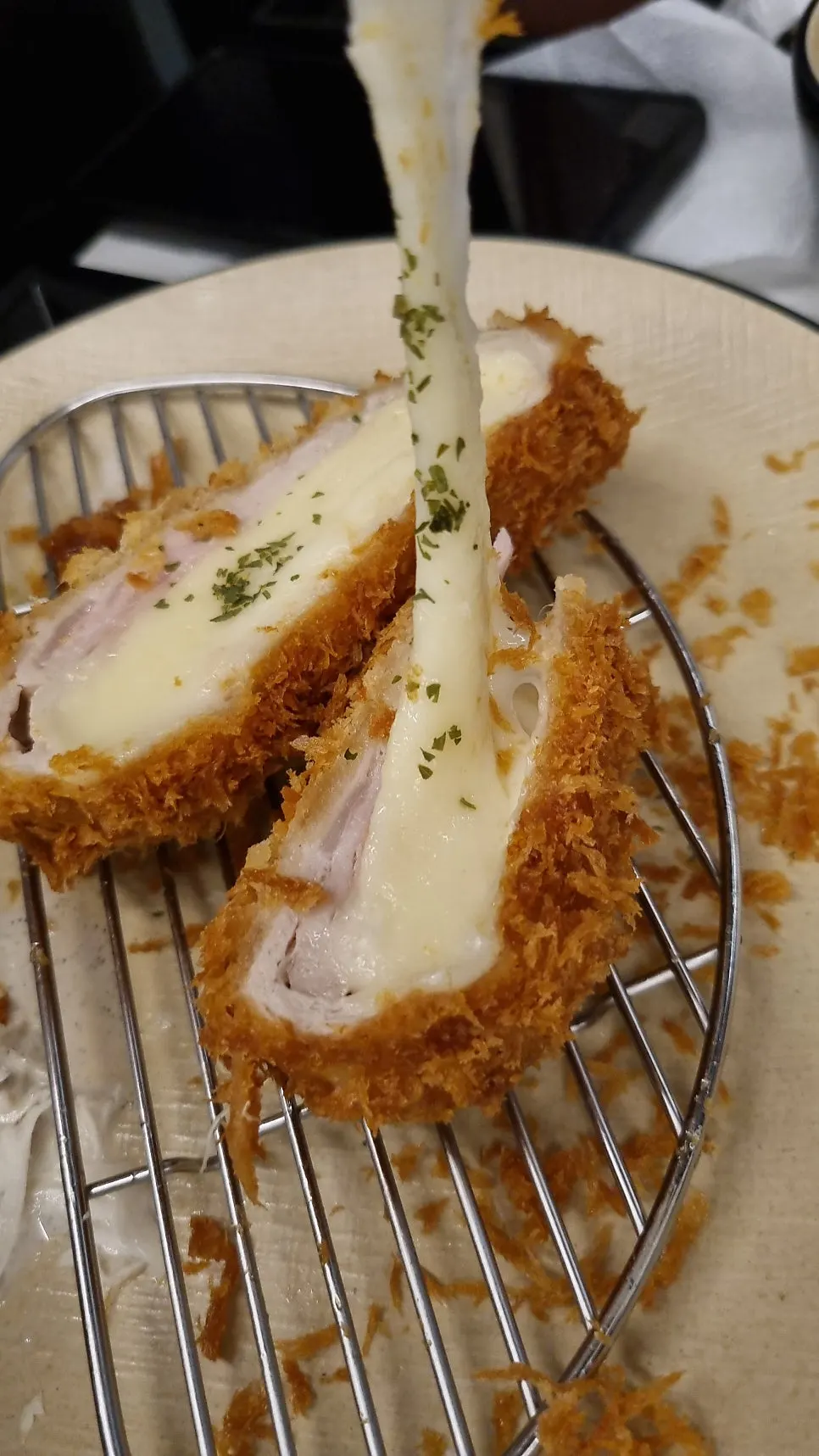 치즈 폭포처럼 늘어지는 치즈카츠 단면