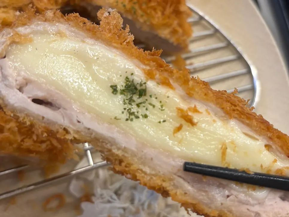 모짜렐라 치즈가 늘어나는 치즈카츠