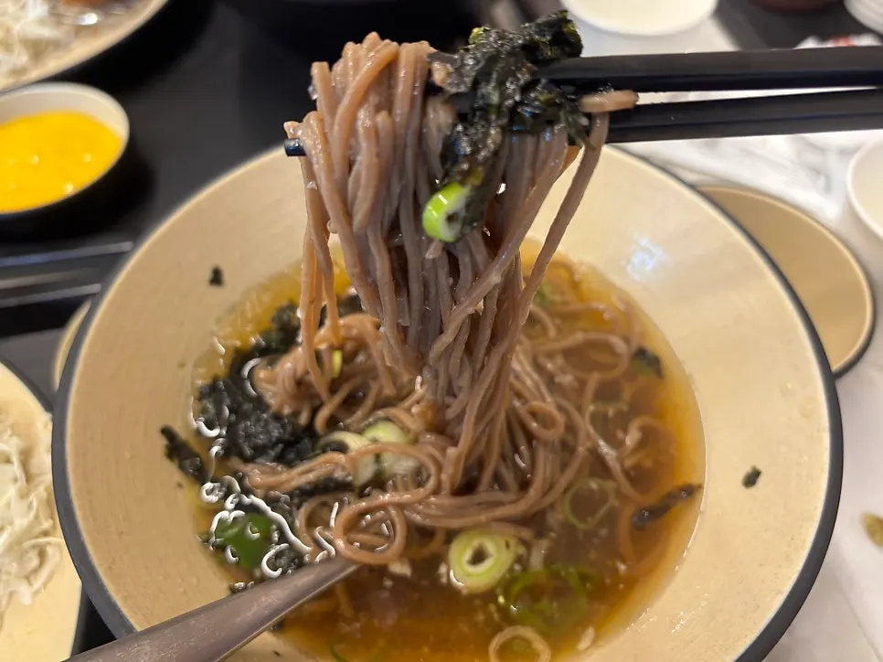 와사비를 푼 냉모밀과 돈카츠 조합