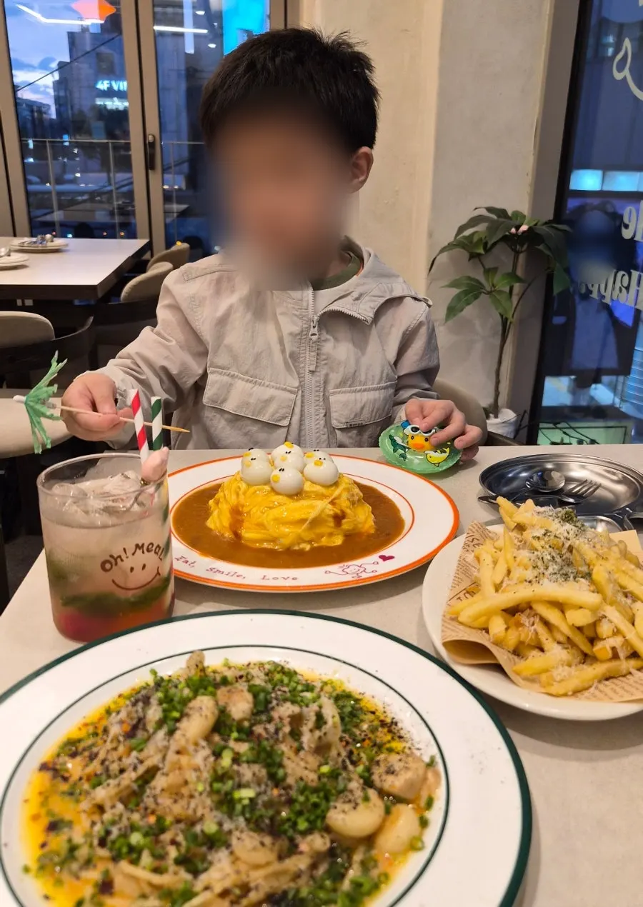 오밀 홍대 입구의 오밀 캐릭터