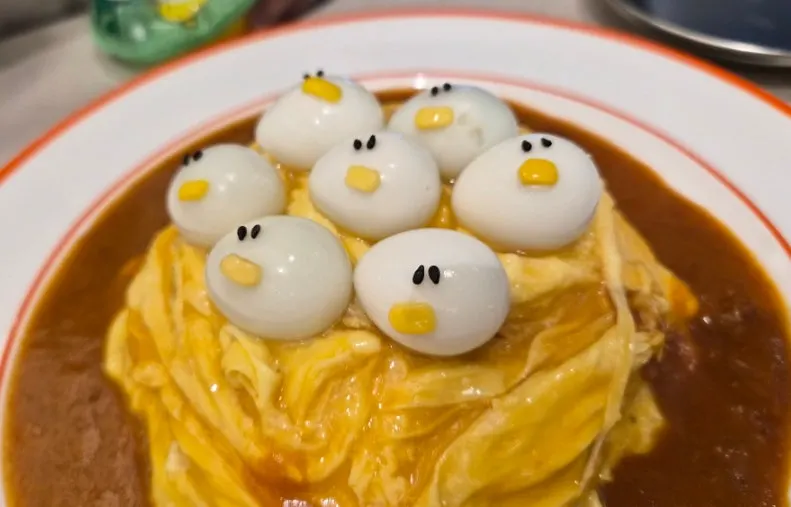 메추리알 꼬꼬닭 장식이 올라간 러버덕 오므라이스