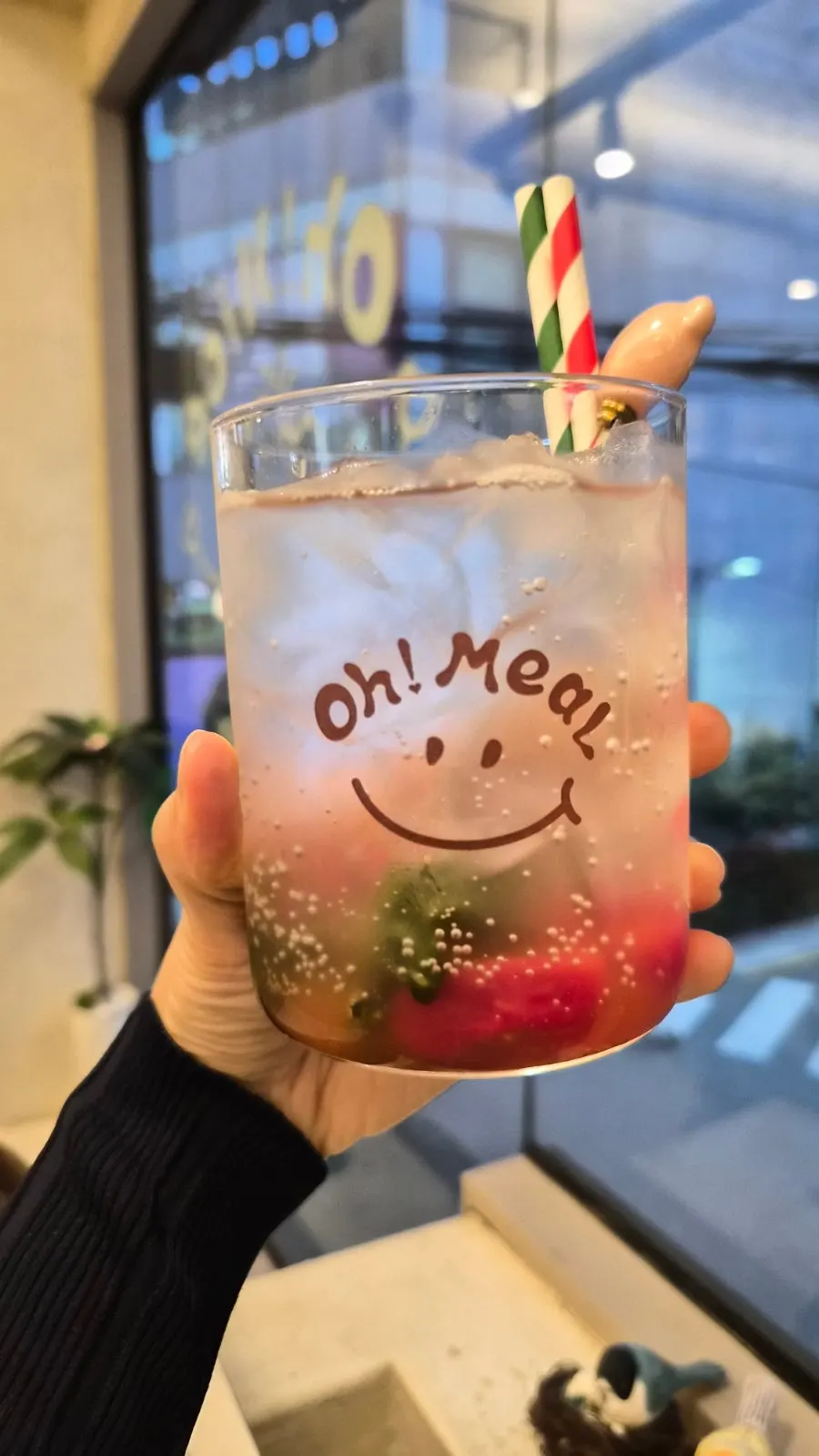토마토가 들어간 에이드 잔 클로즈업