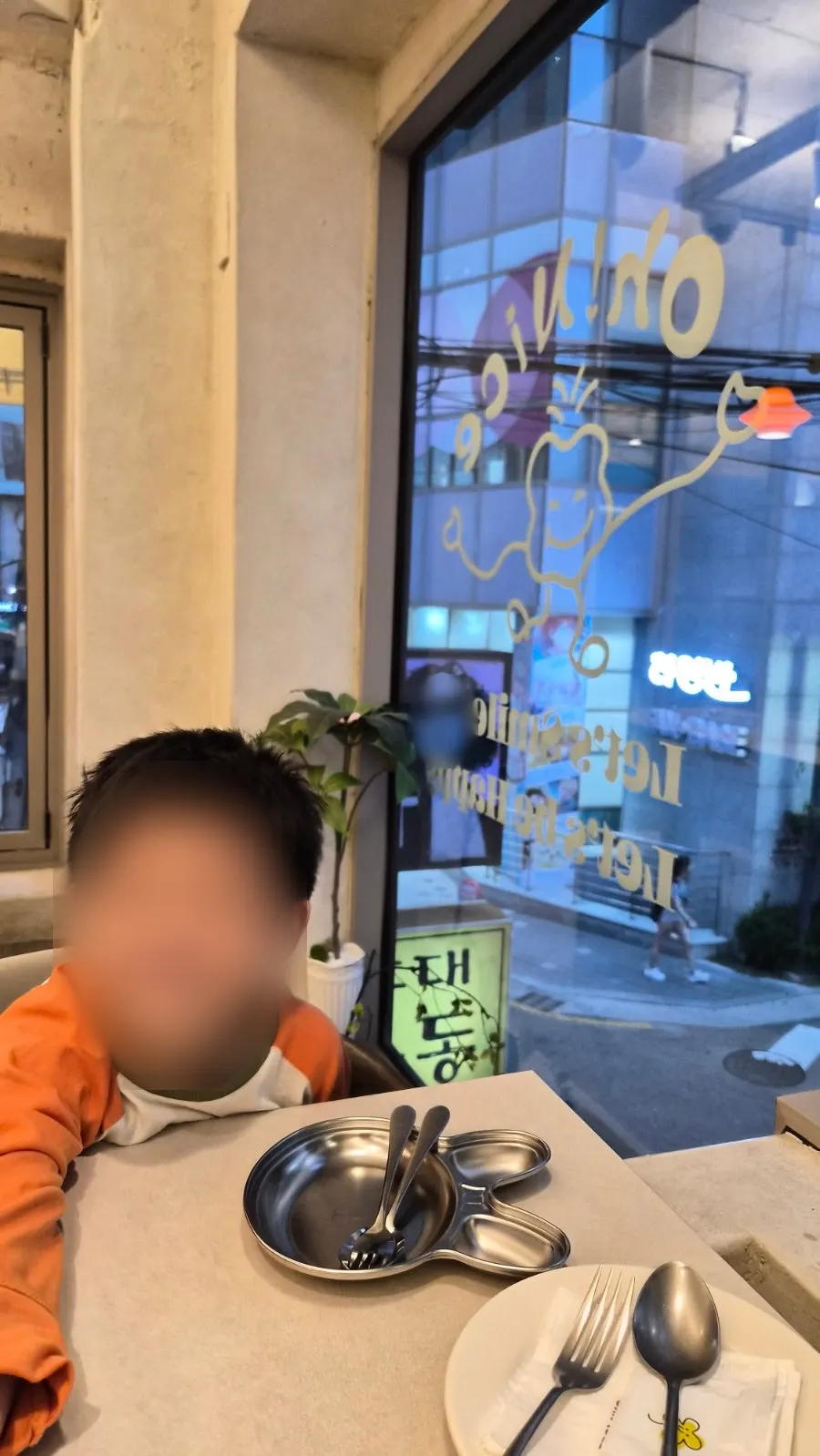 오밀 캐릭터 소품으로 꾸며진 매장 내부