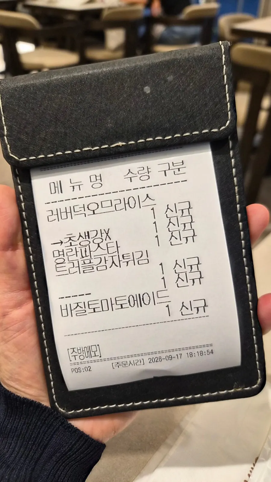 물과 반찬을 가져가는 셀프 코너