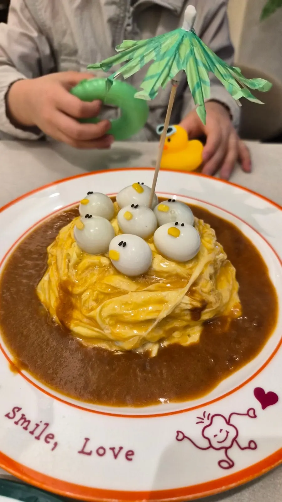 오밀 홍대 매장 안 러버덕 장식