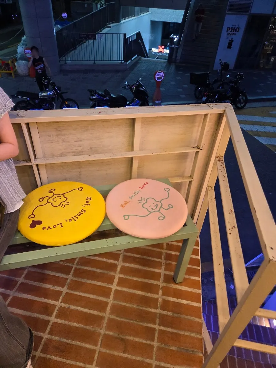 오밀 홍대 입구의 캐릭터와 대기석