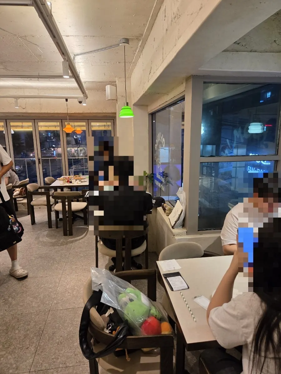 오밀 홍대 매장 내부 테이블 모습