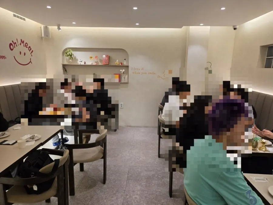 밝고 아기자기한 오밀 홍대 내부 전경
