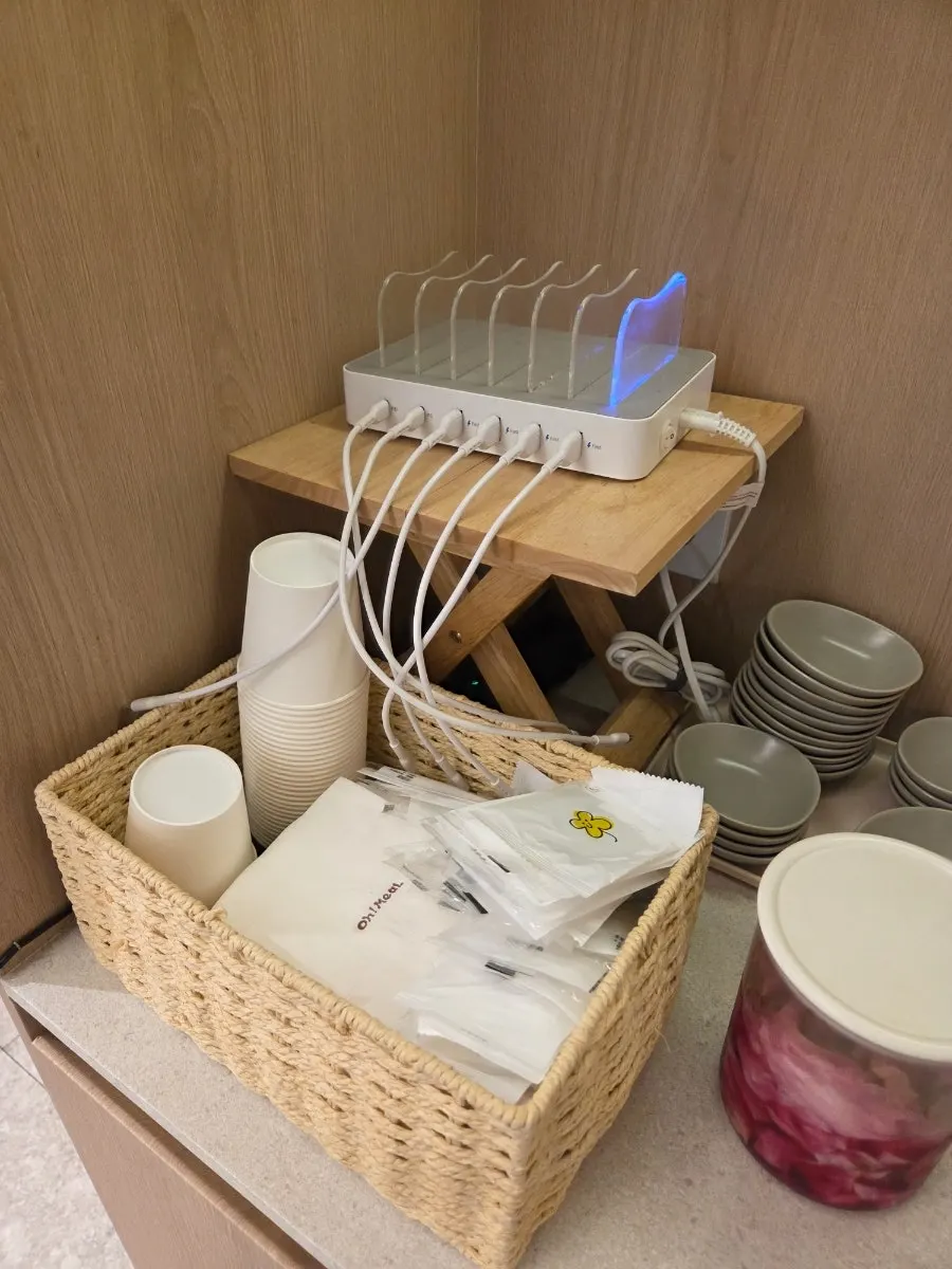 오밀 홍대 충전기와 냅킨 비치 공간