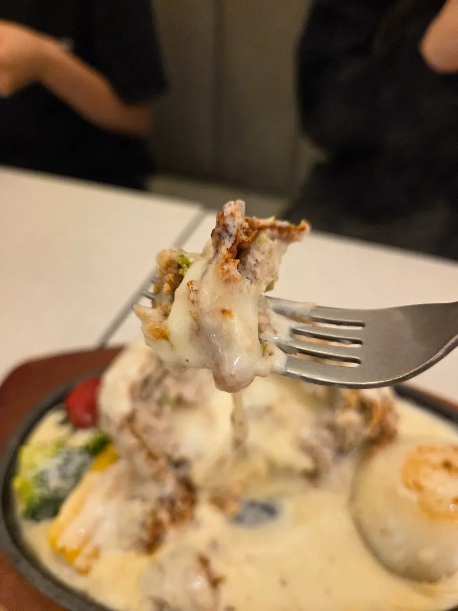 단면이 보이는 철판치즈카츠 한 조각