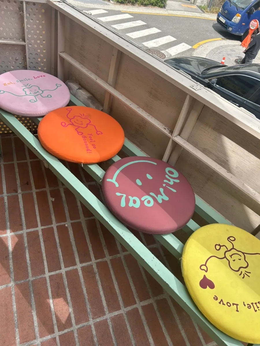 오밀 홍대 외부 간판과 입구