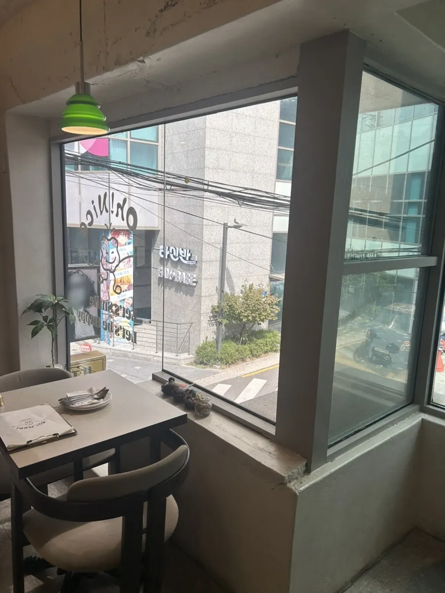 아기자기한 오밀 홍대 내부 인테리어