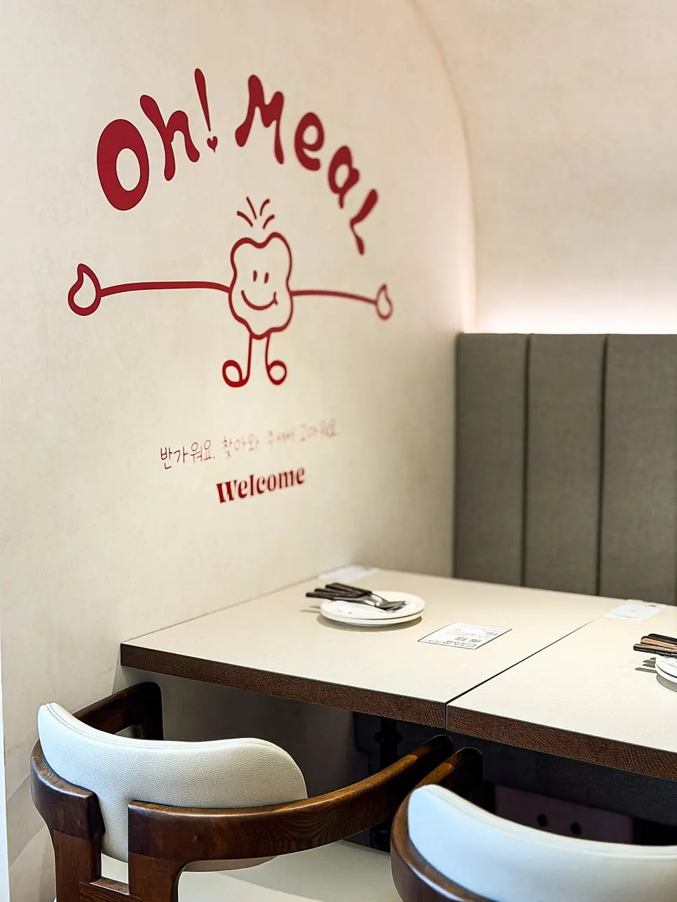 Two-person tables and window seats at Omil Hyehwa Daehangno