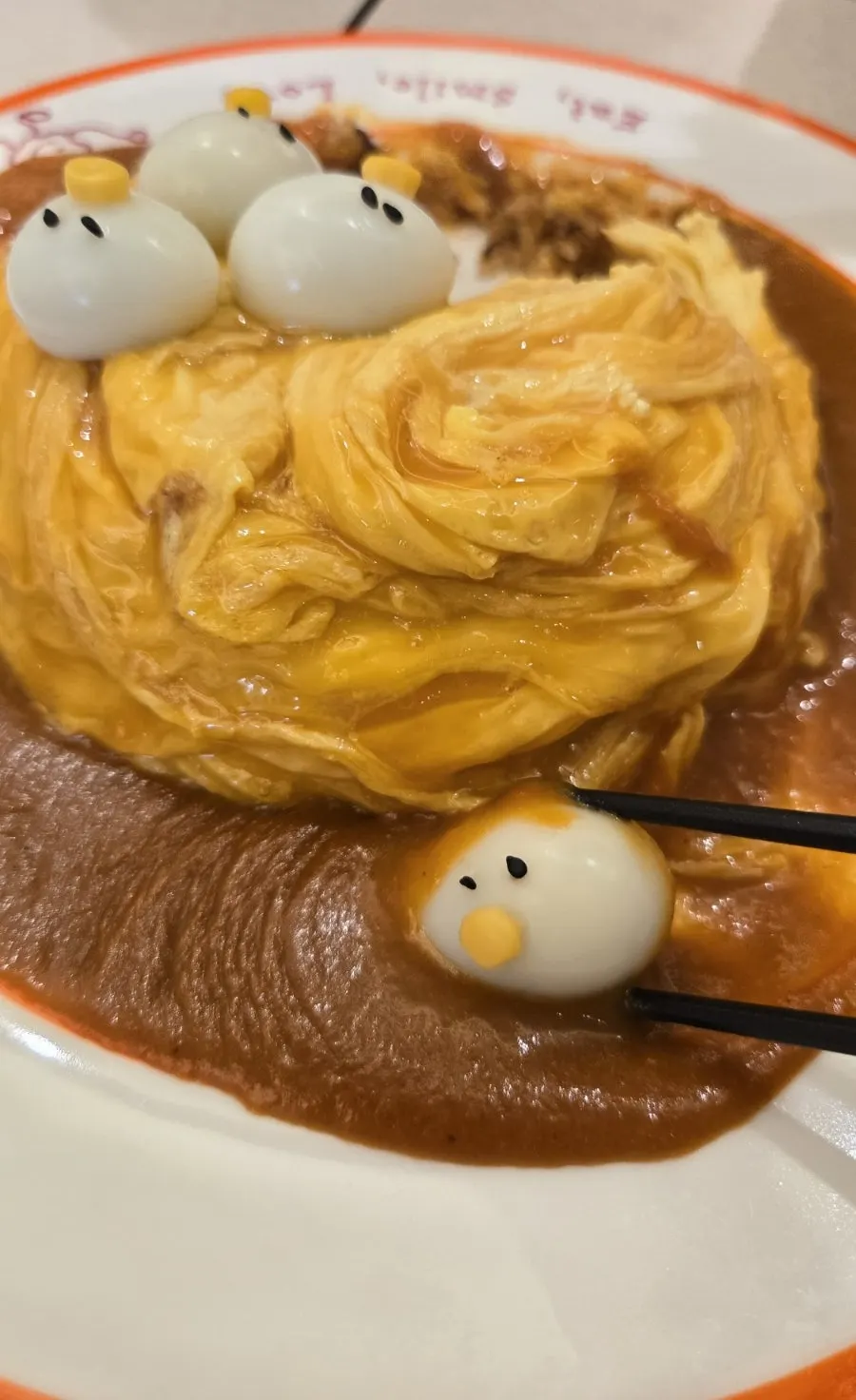 오므라이스를 떠먹는 모습