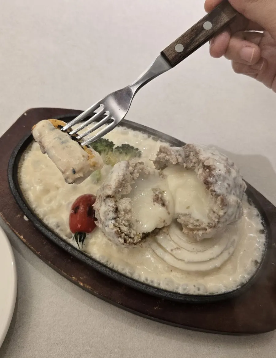 치즈 소스 뿌린 철판 치즈 카츠 단면
