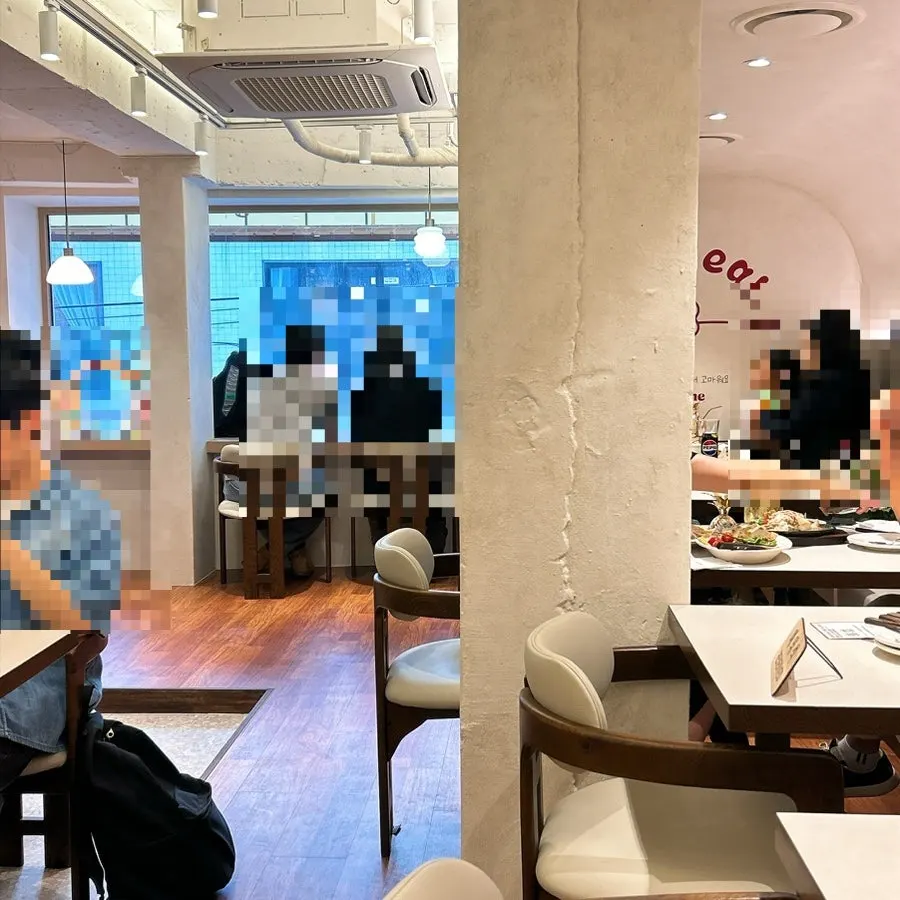 화이트와 우드에 노란 포인트가 들어간 매장 내부