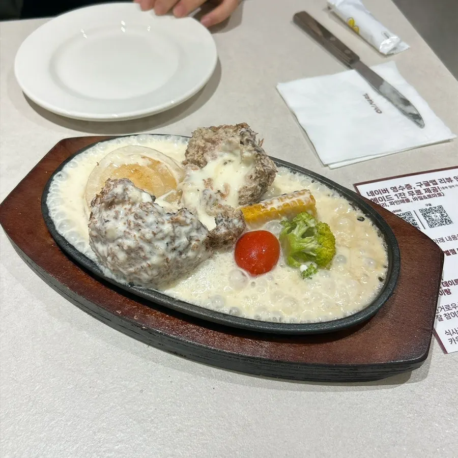 치즈소스가 끓고 있는 철판치즈카츠