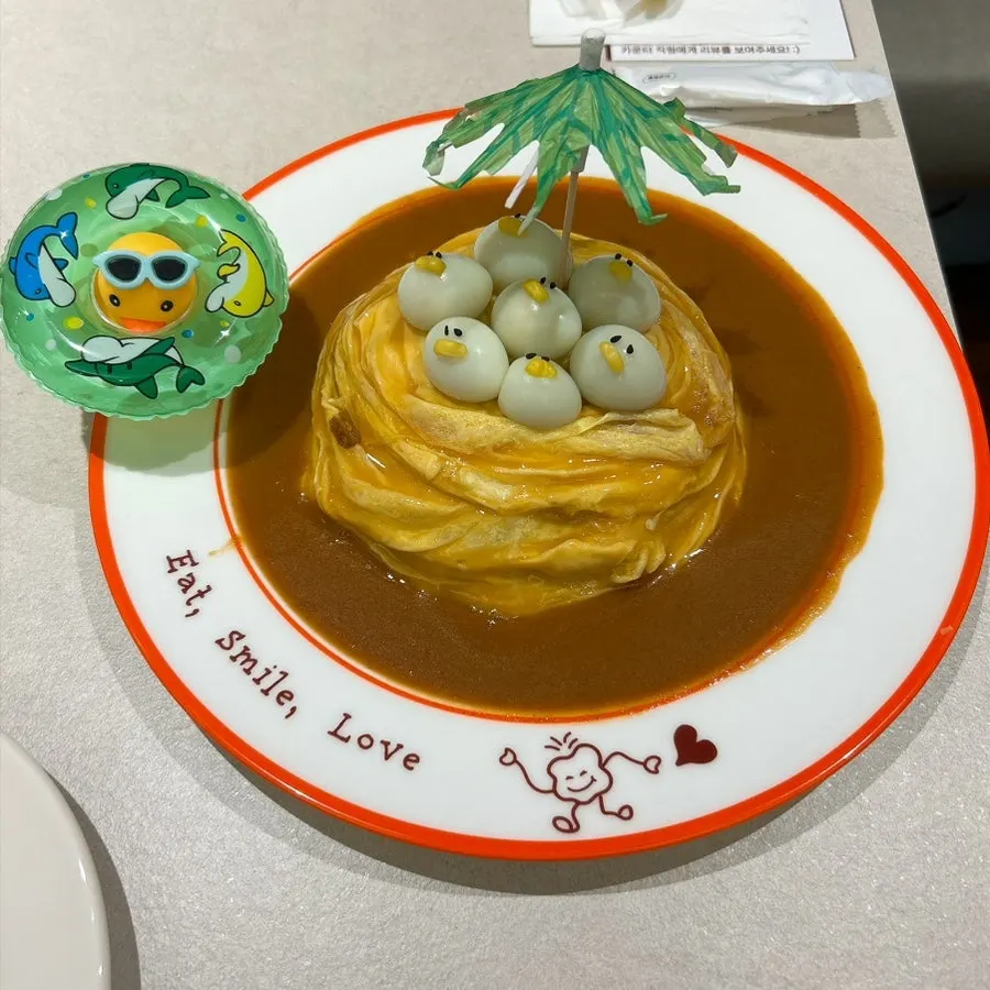 오리 장식이 올라간 러버덕오므라이스
