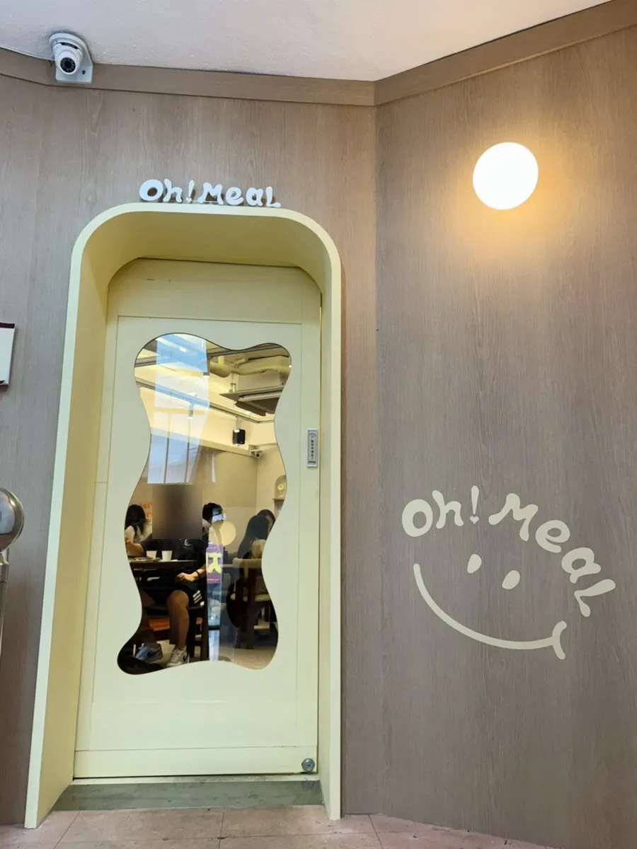 Exterior of the 2nd-floor Omil Hyehwa Daehangno storefront