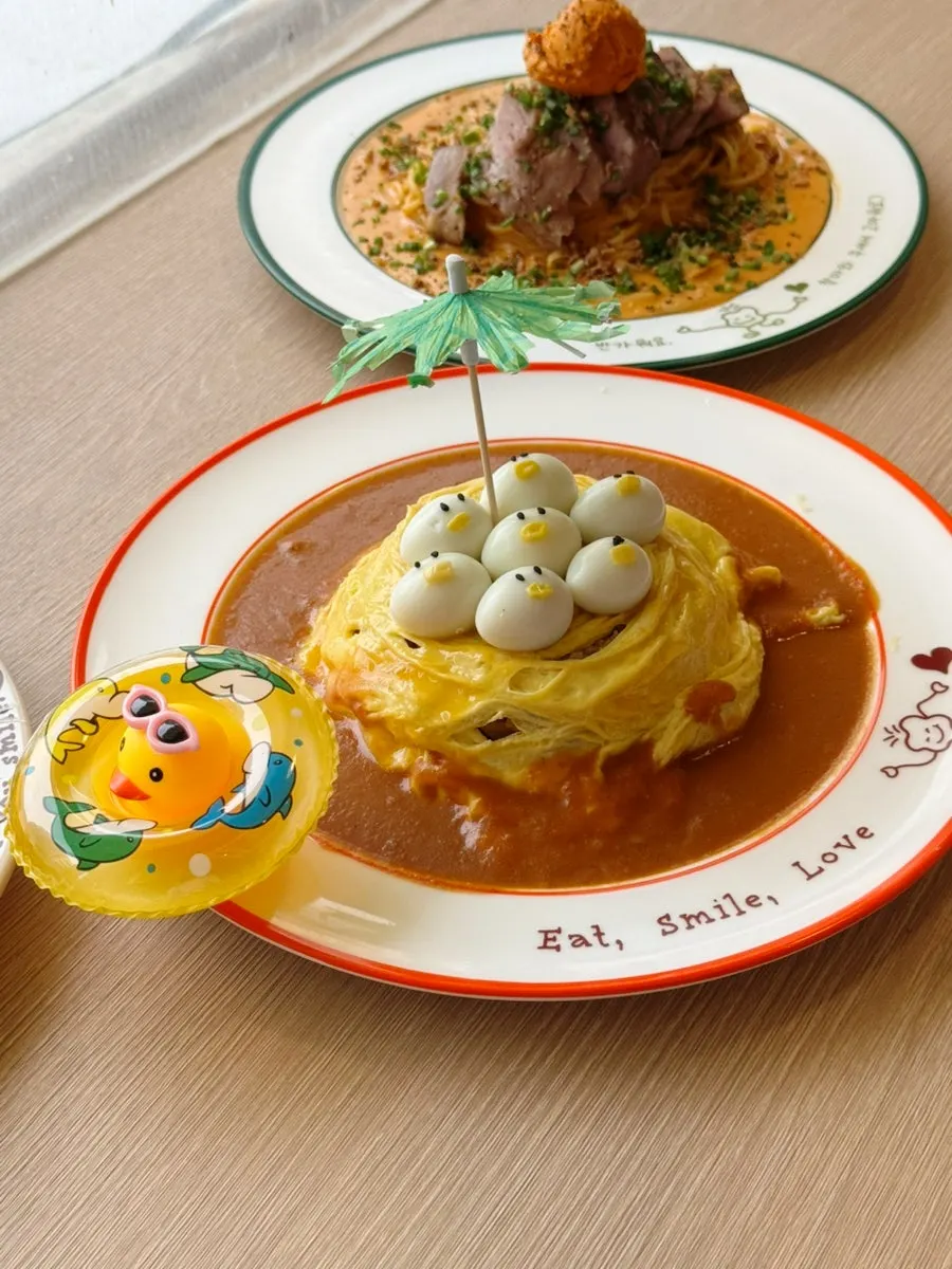 Duck-shaped rubber-duck omurice