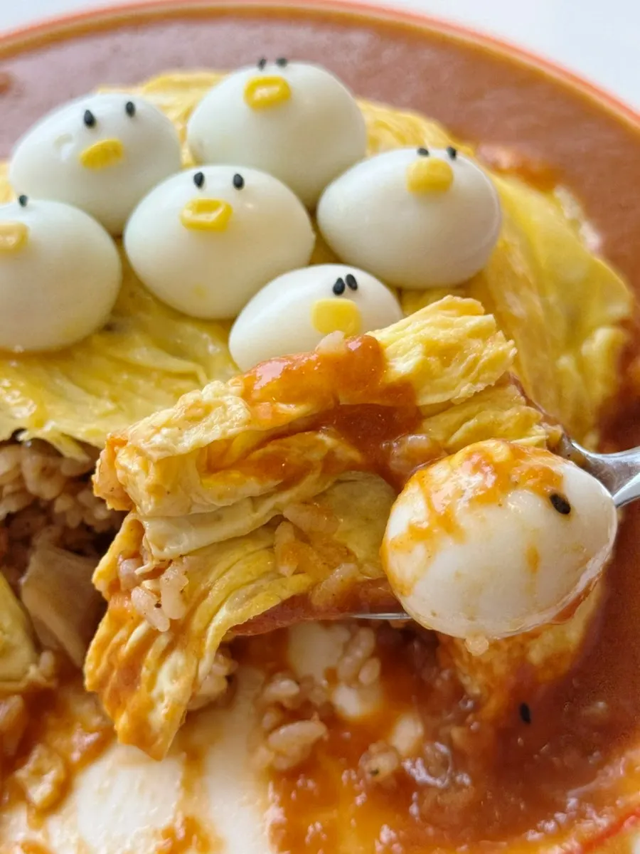 Table setting with the rubber-duck omurice