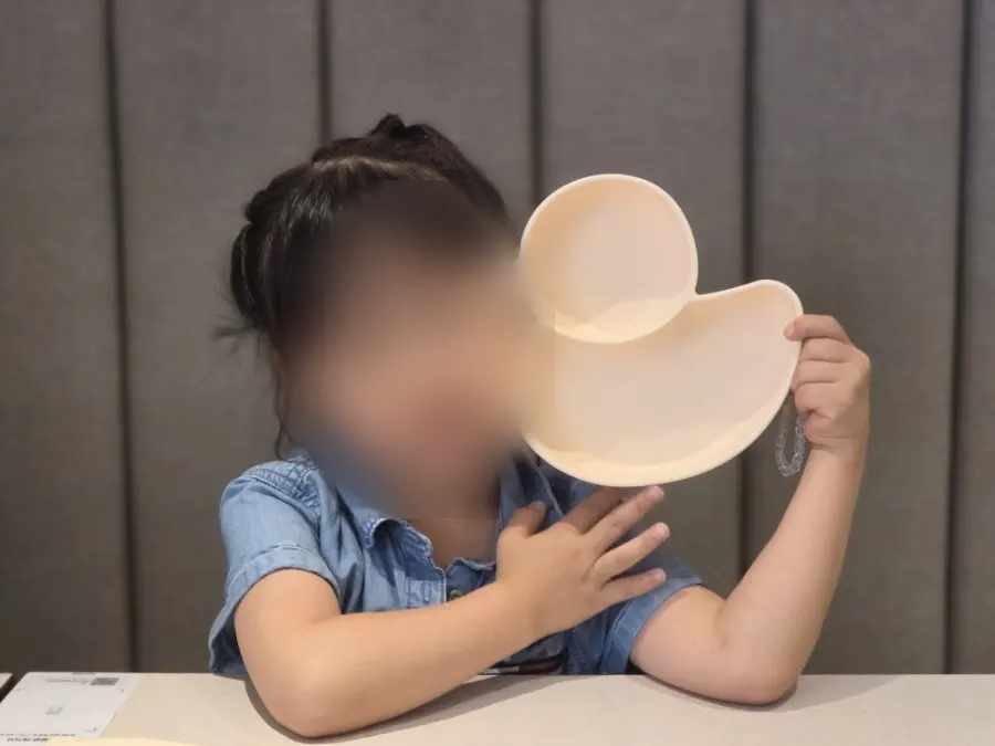 아이 전용 오리 식기와 하이체어가 준비된 테이블