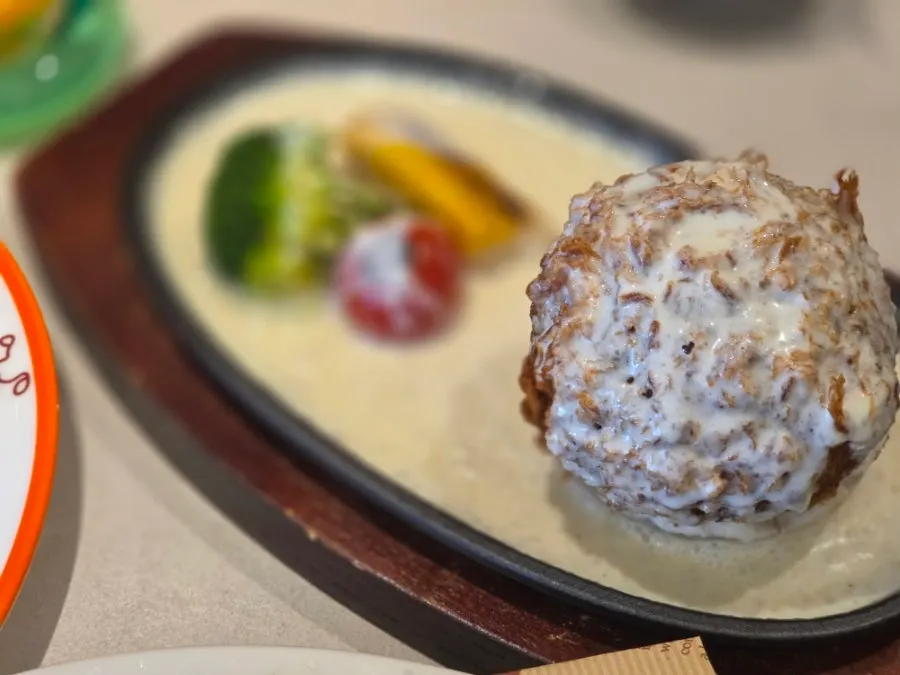 철판 위에 치즈 소스를 부어주는 철판치즈카츠