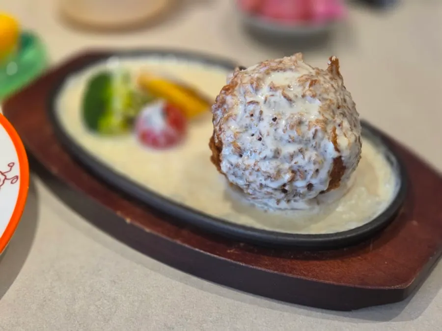 반으로 갈라 치즈가 흘러나오는 치즈카츠