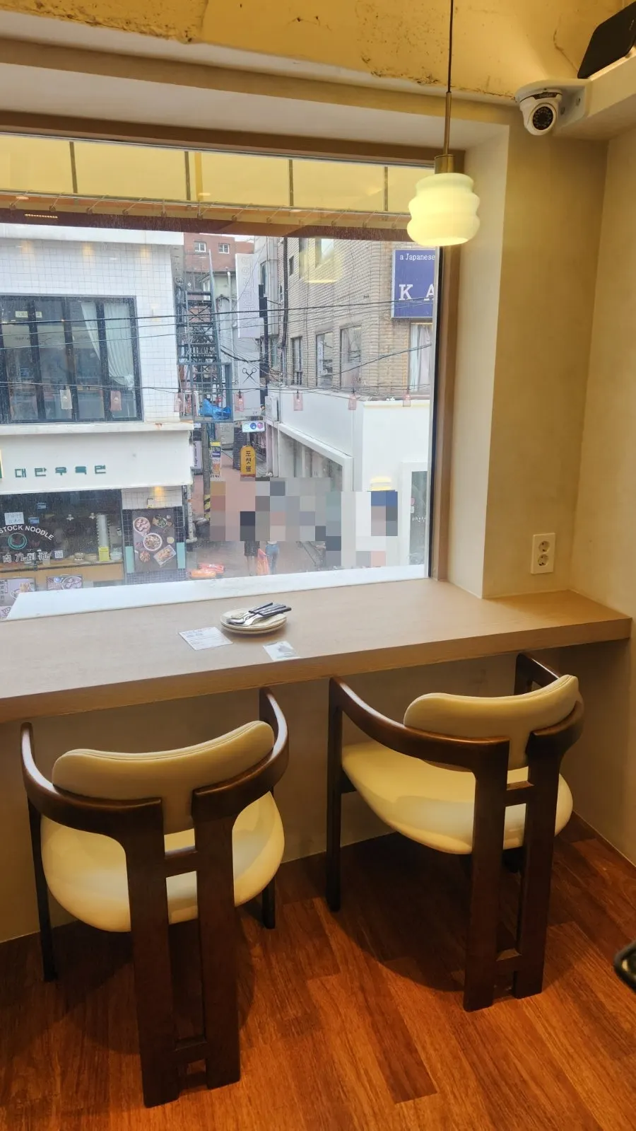 Widely spaced table seating at Omil Hyehwa Daehangno