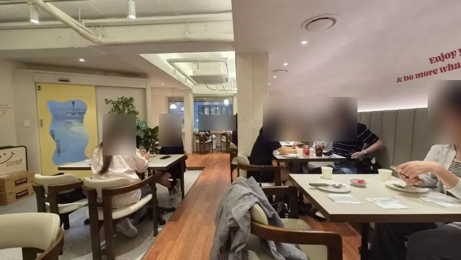 은은한 조명의 오밀 혜화대학로 테이블 좌석