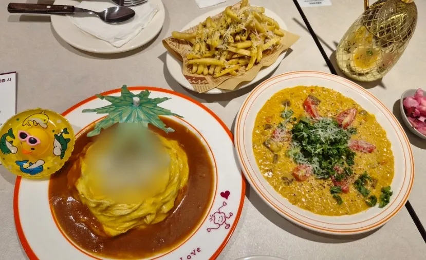 테이블에 가득 차려진 오밀 메뉴 한 상