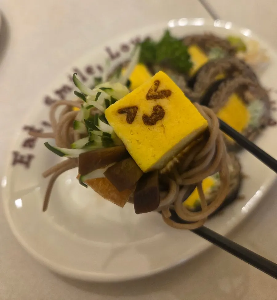 Cross-section of soba maki with a thick slice of egg inside