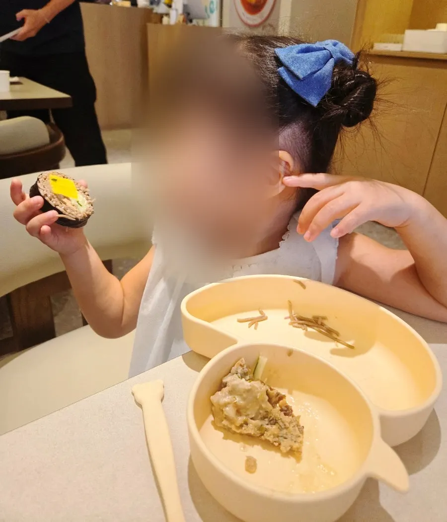 A piece of soba maki lifted up