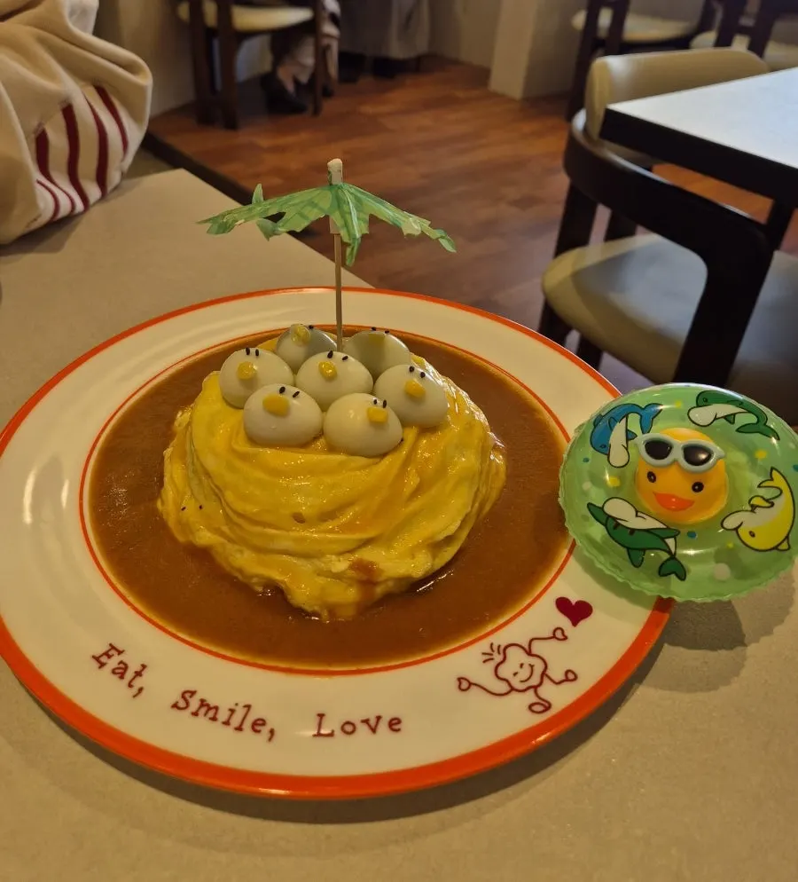 Chong-chong-chong Rubber Duck Omurice topped with quail-egg ducks