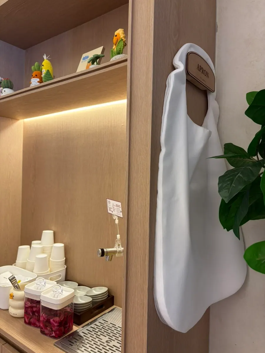 Disposable aprons at Omil's self-service bar