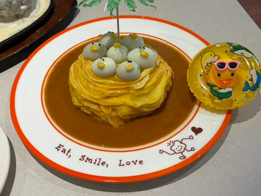 A plate of rubber-duck omurice