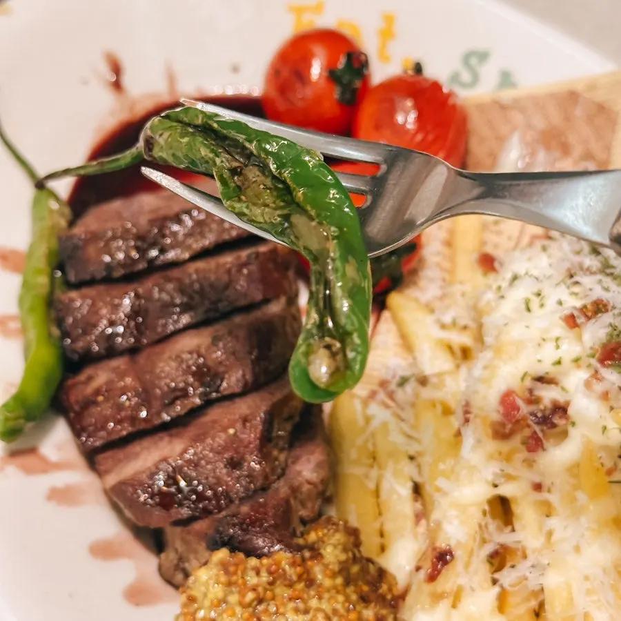 구운 토마토와 꽈리고추가 곁들여진 스테이크