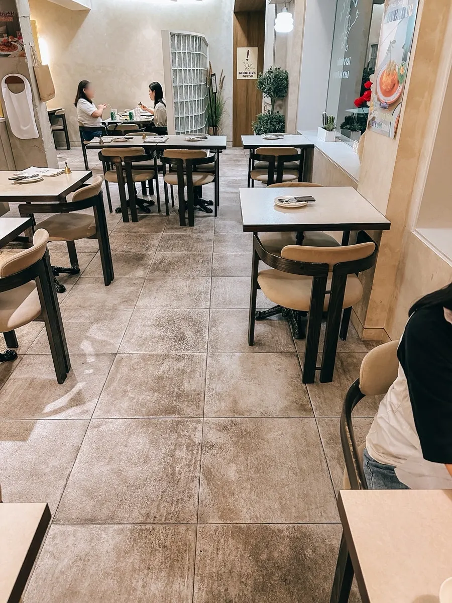 간격이 넓은 오밀 성수 테이블 배치