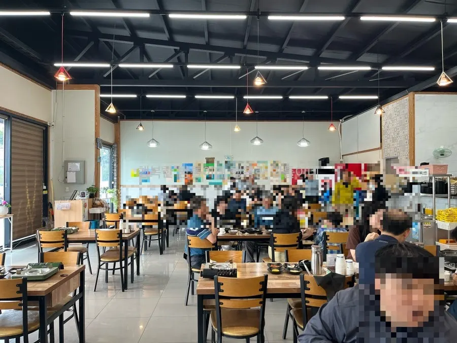 손님이 들어차기 시작한 오미오미 매장 내부