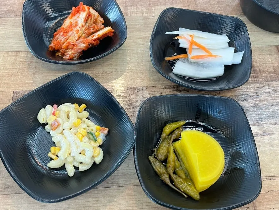 오미오미 만두전골 상차림과 밑반찬