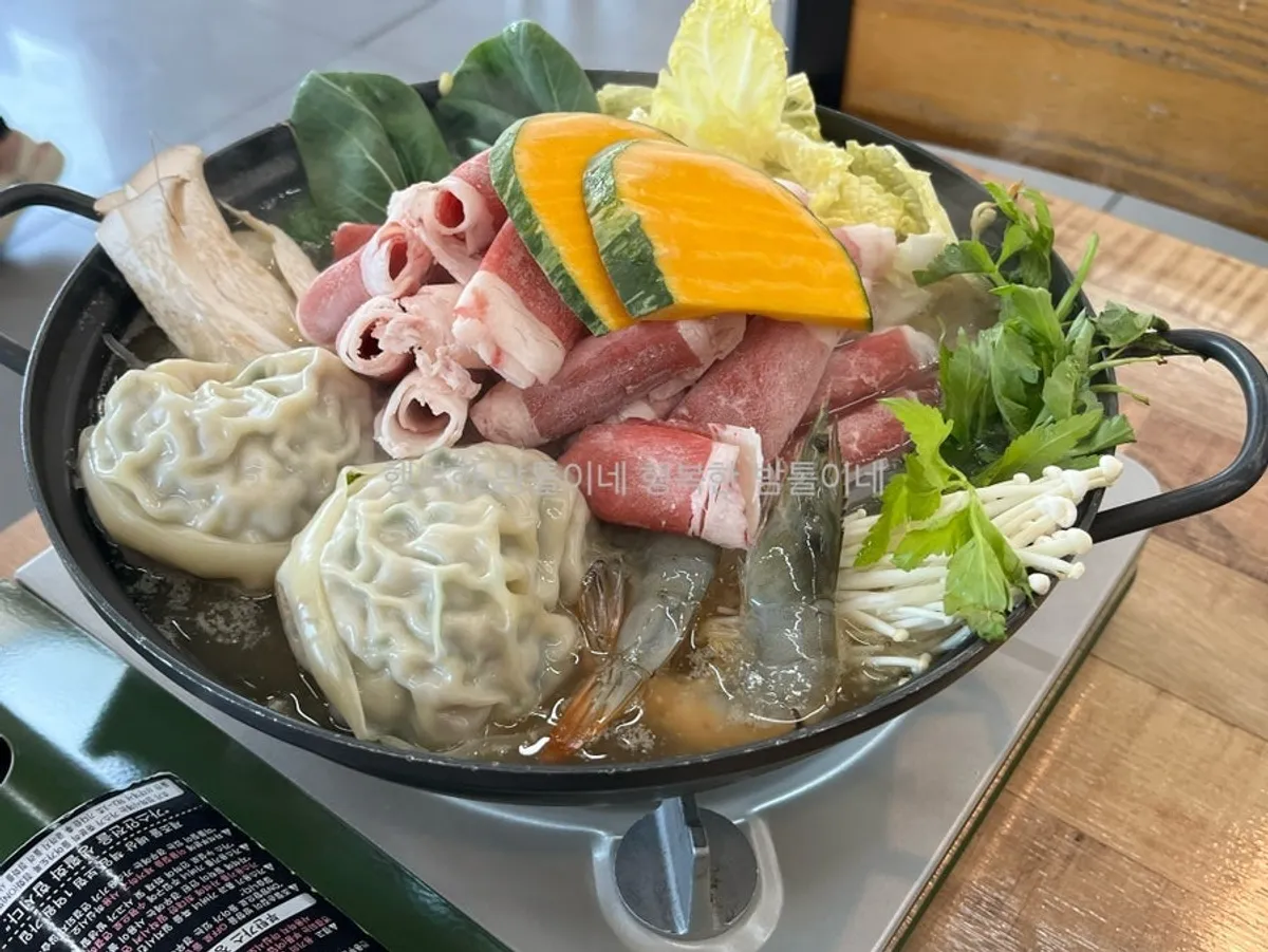 고기와 새우, 큰 손만두가 담긴 오미오미 손만두전골